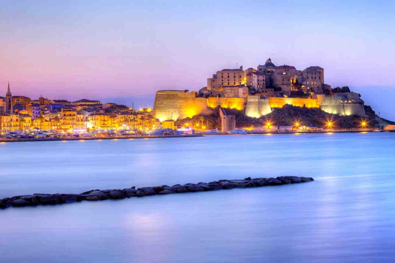Quel artiste a une maison en Corse ?